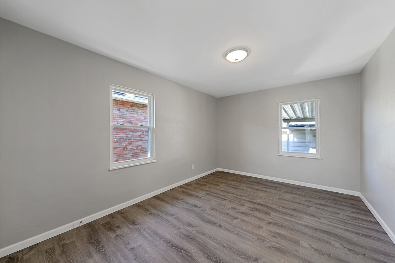905 Russell Blvd #8796950 - Photo 2 of 22