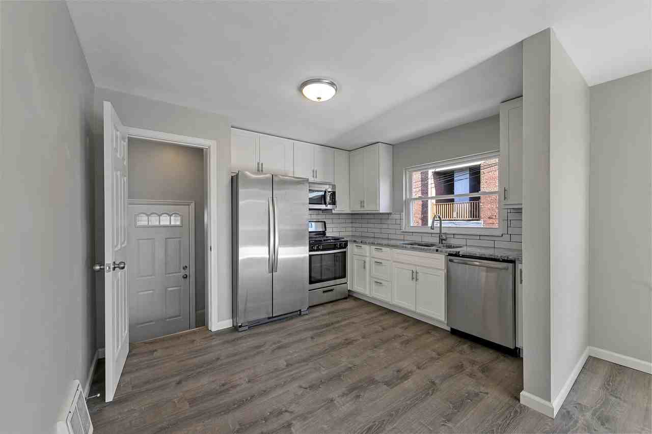 905 Russell Blvd #8796950 - Photo 3 of 22