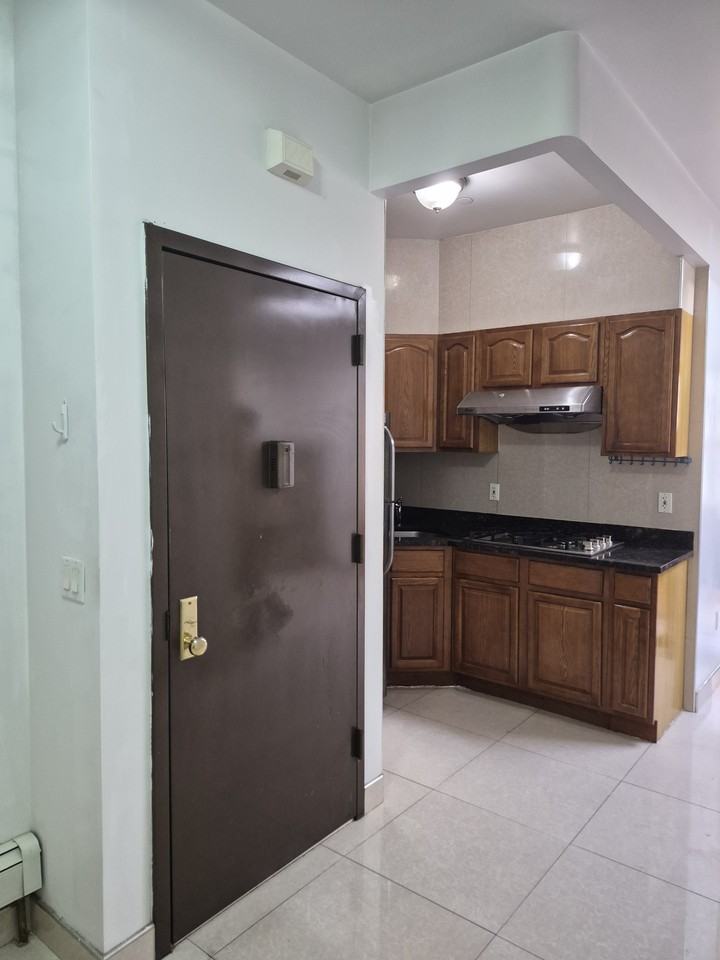 300 68th St #2 - Photo 3 of 10