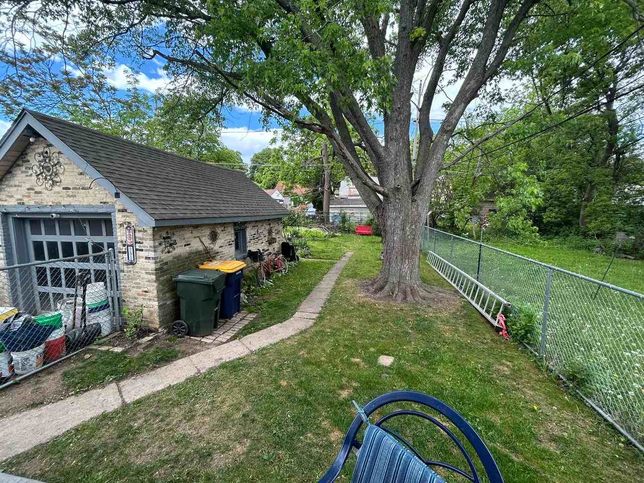 1329 S 89th St - Photo 2 of 4