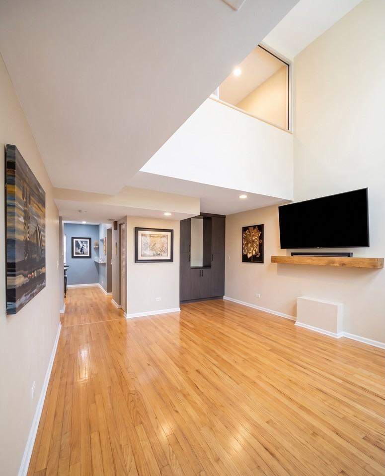 1033 W Wolfram St #NA - Photo 5 of 25