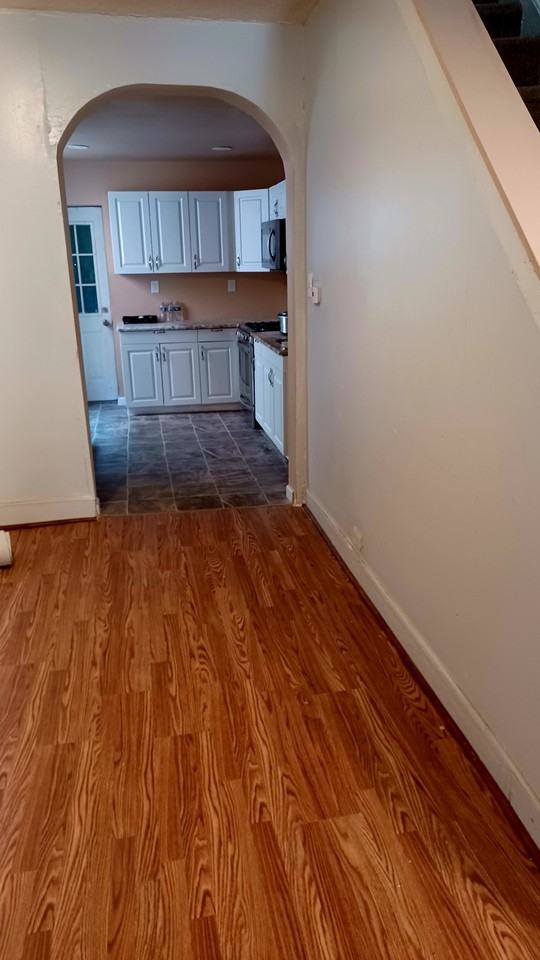 2420 W Seybert St #NA - Photo 2 of 9