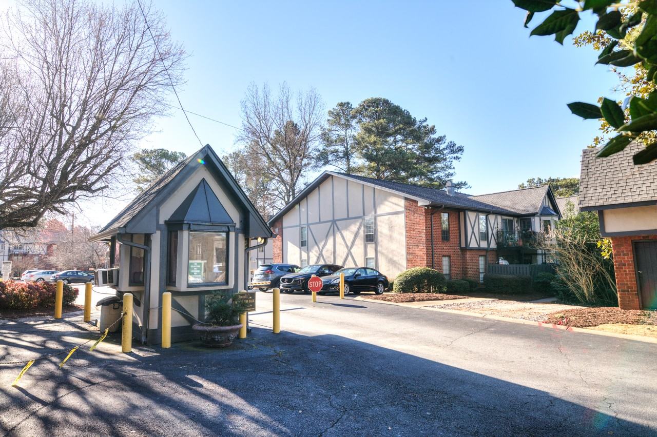 6851 Roswell Rd Ne #H11 - Photo 2 of 35