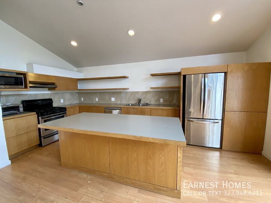 2577 S Bundy Dr - Photo 5 of 29