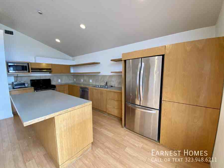 2577 S Bundy Dr - Photo 6 of 29