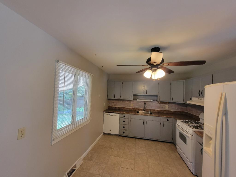 3913 Alan Dr - Photo 4 of 15