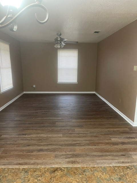 622 Luxton St - Photo 2 of 12