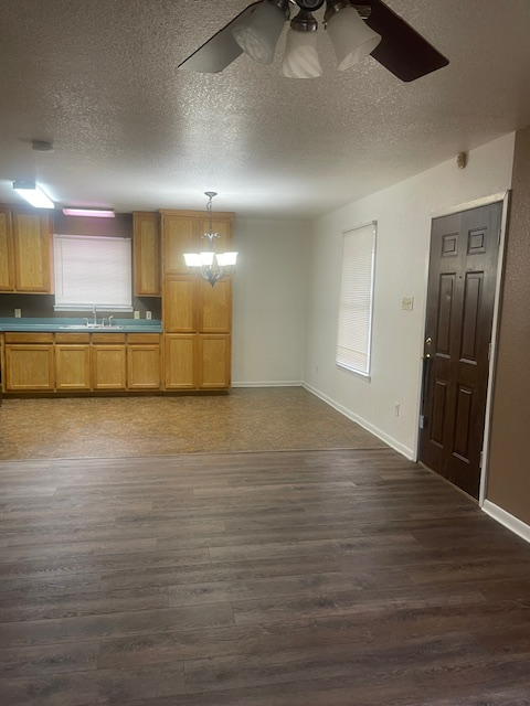 622 Luxton St - Photo 4 of 12