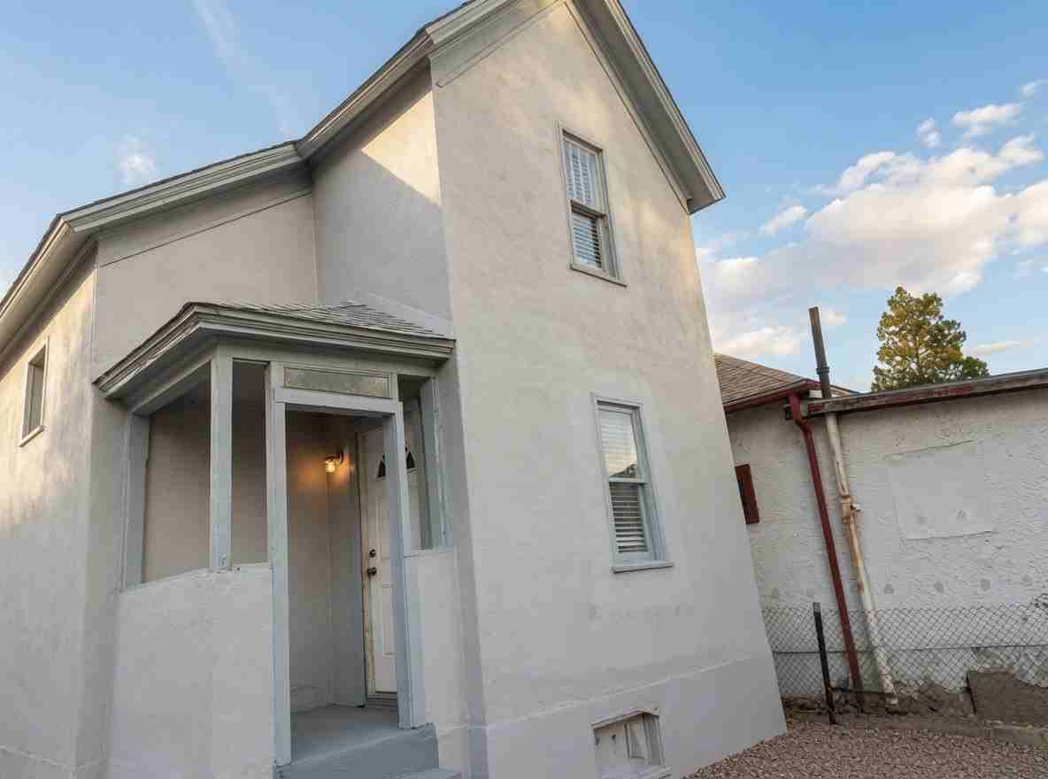 642 Bellevue Pl - Photo 3 of 15