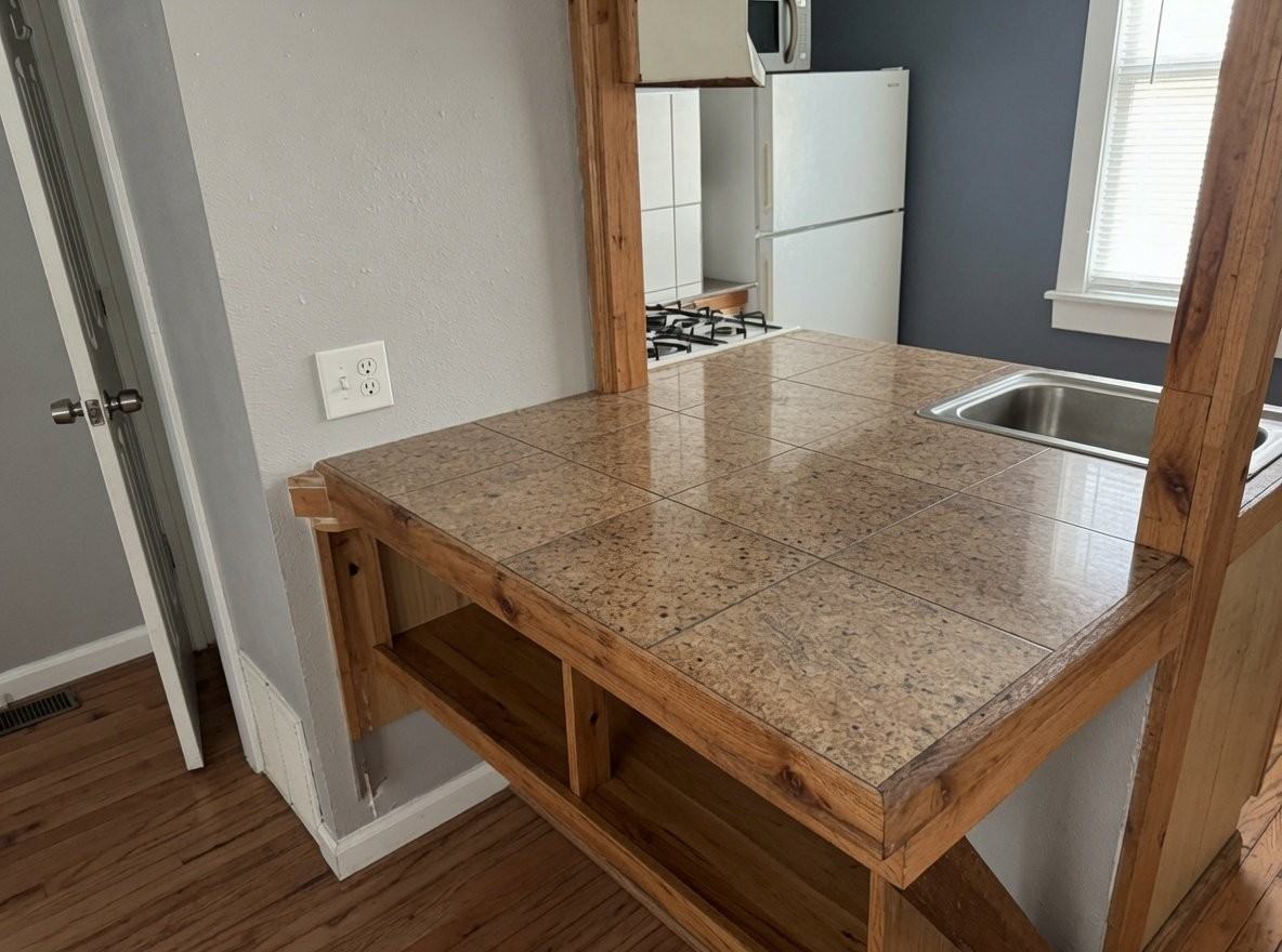 642 Bellevue Pl - Photo 5 of 15
