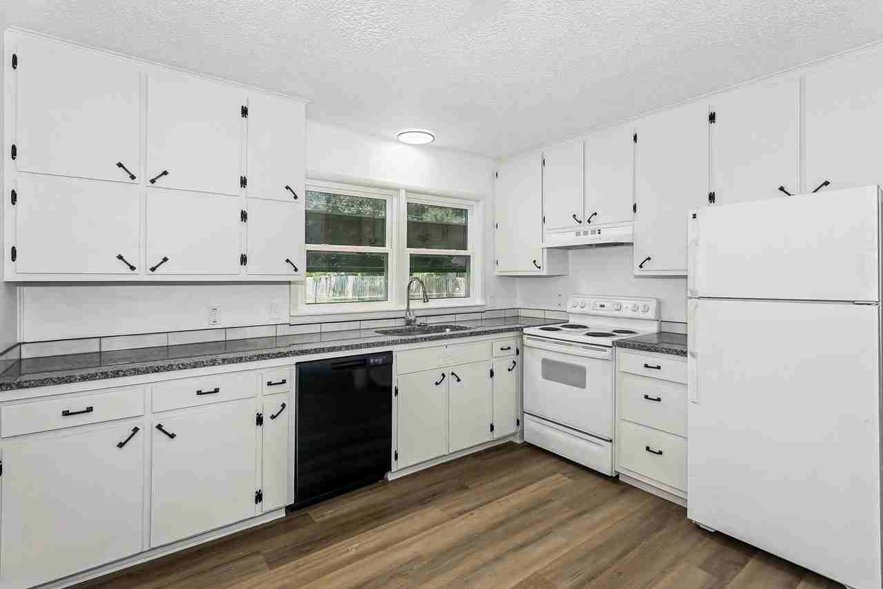 1114 E 31st St S - Photo 4 of 15