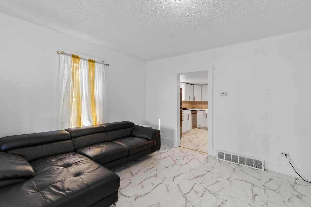307 E Oak St #B - Photo 3 of 8