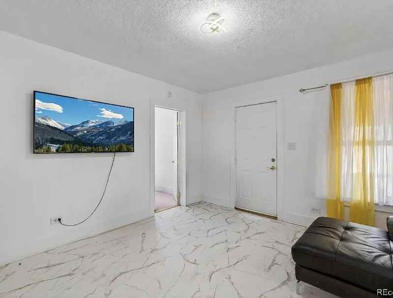 307 E Oak St #B - Photo 4 of 8