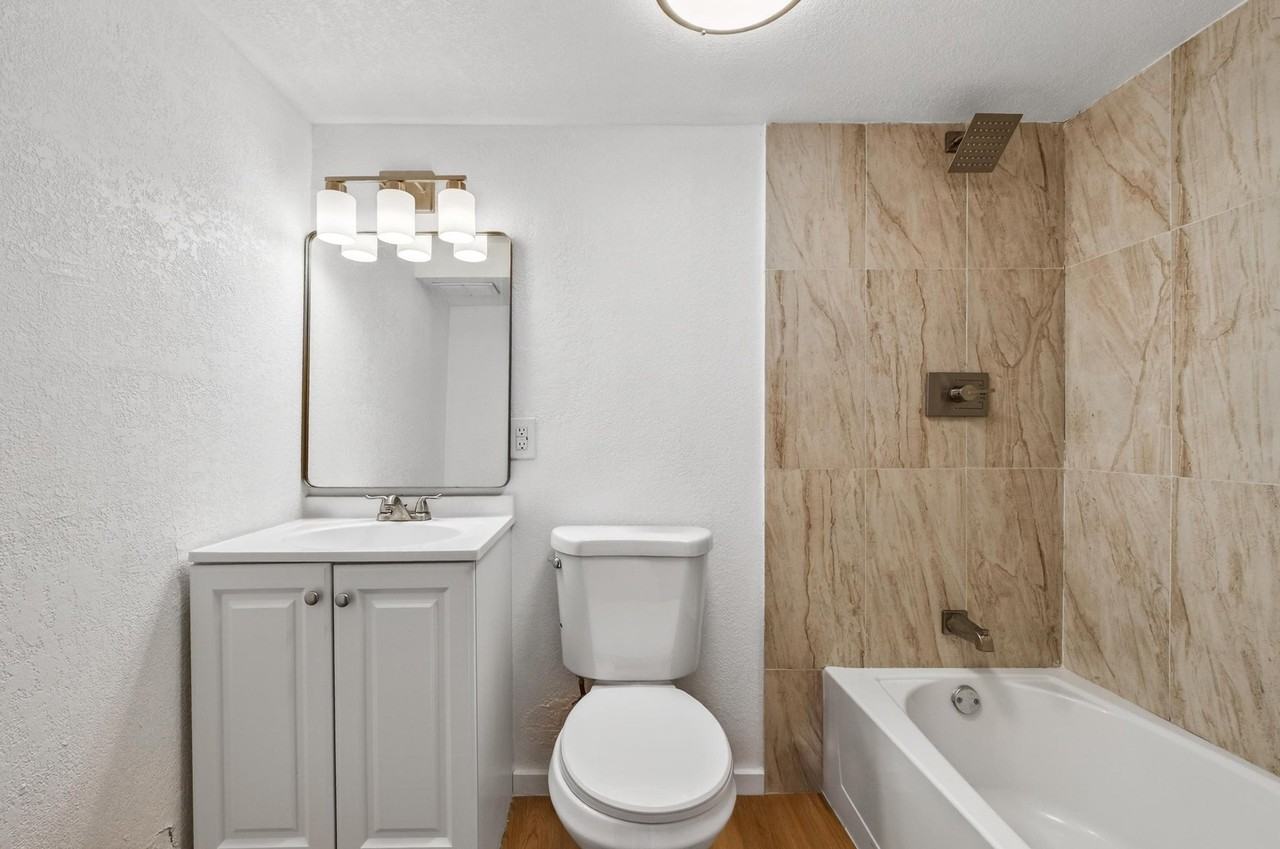 307 E Oak St #B - Photo 6 of 8
