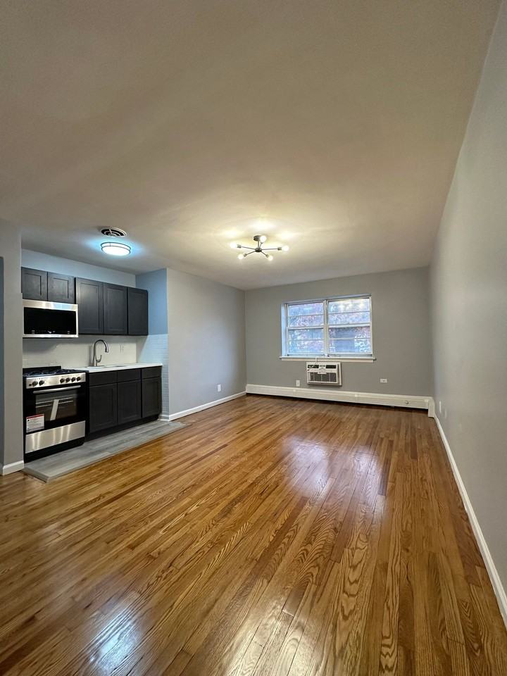 128 E 7th St #104 - Photo 2 of 5