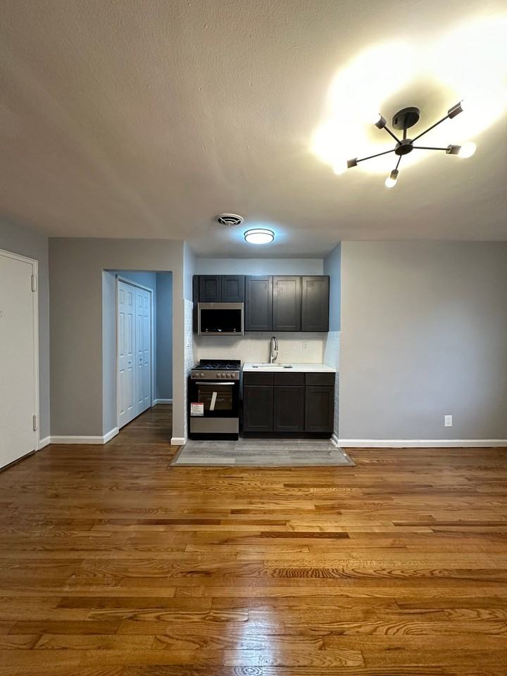 128 E 7th St #104 - Photo 3 of 5
