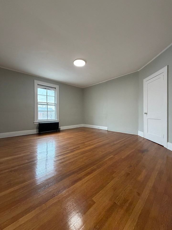 124 E 7th St #3 - Photo 2 of 9