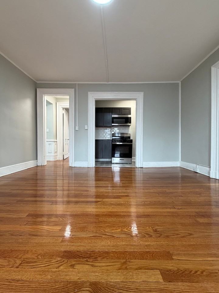 124 E 7th St #3 - Photo 4 of 9