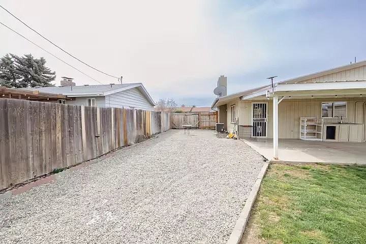 3207 Gregory Ave - Photo 4 of 15