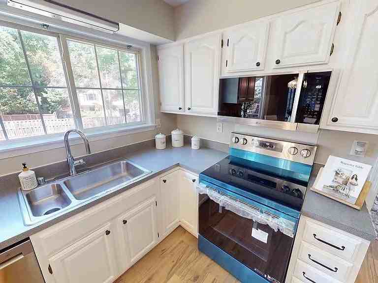 10384 Chamberlin Ct E - Photo 4 of 19