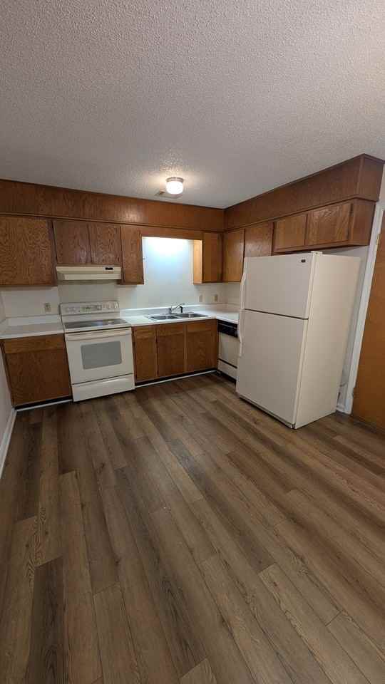 611 S Skinner Ave - Photo 4 of 14