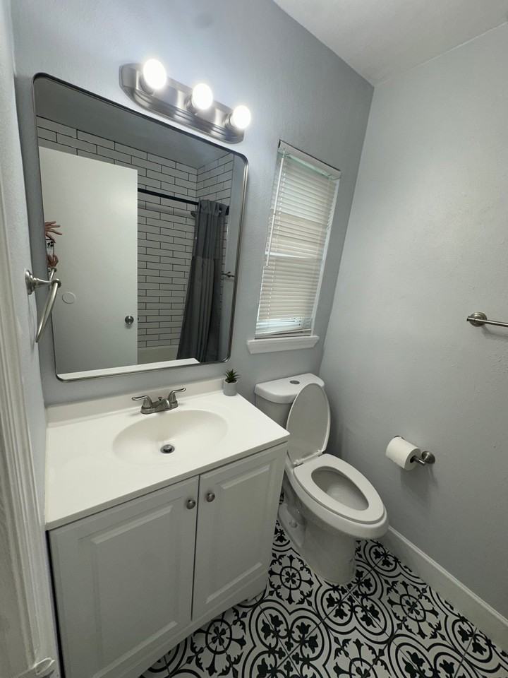 300 30Th Ave St N #D - Photo 2 of 5