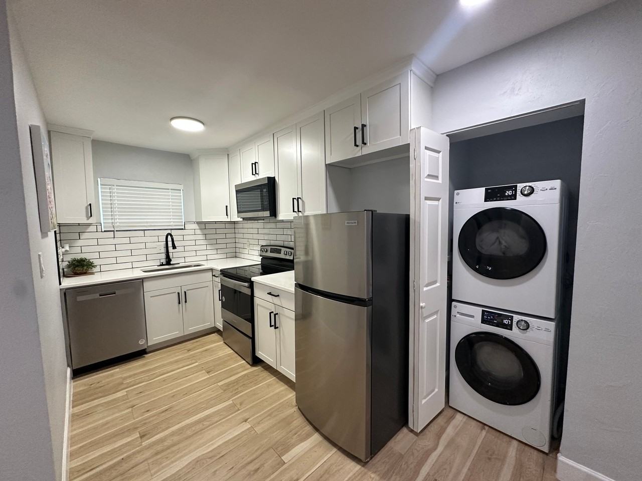 300 30Th Ave St N #D - Photo 4 of 5