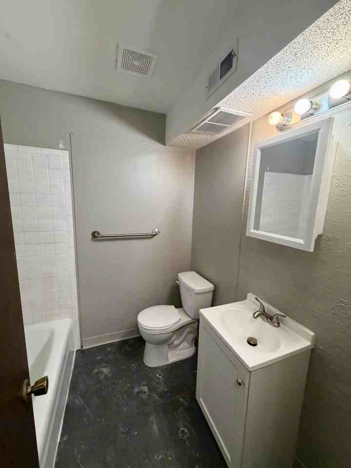 512 E 1st St - Photo 6 of 8