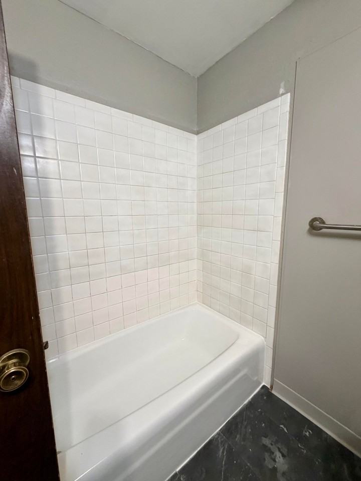 512 E 1st St - Photo 7 of 8