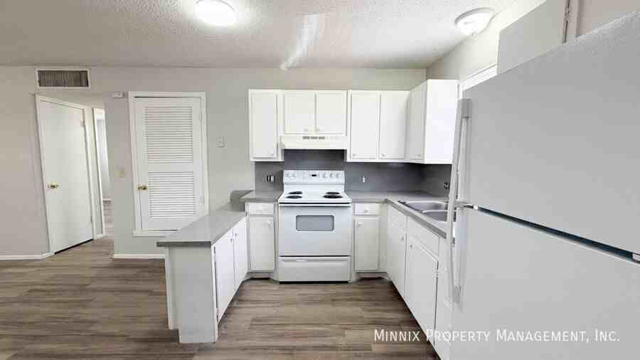 2417 W 19th St #B - Photo 3 of 12