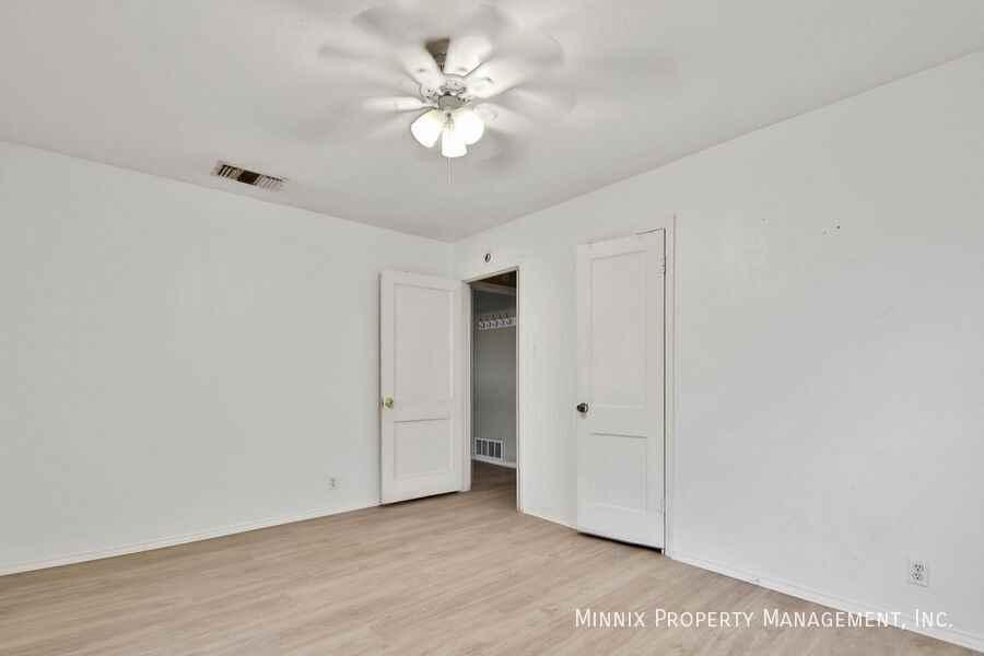 2810 42nd St - Photo 4 of 39