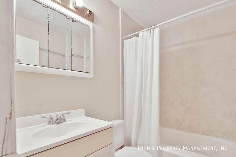 2810 42nd St - Photo 5 of 39