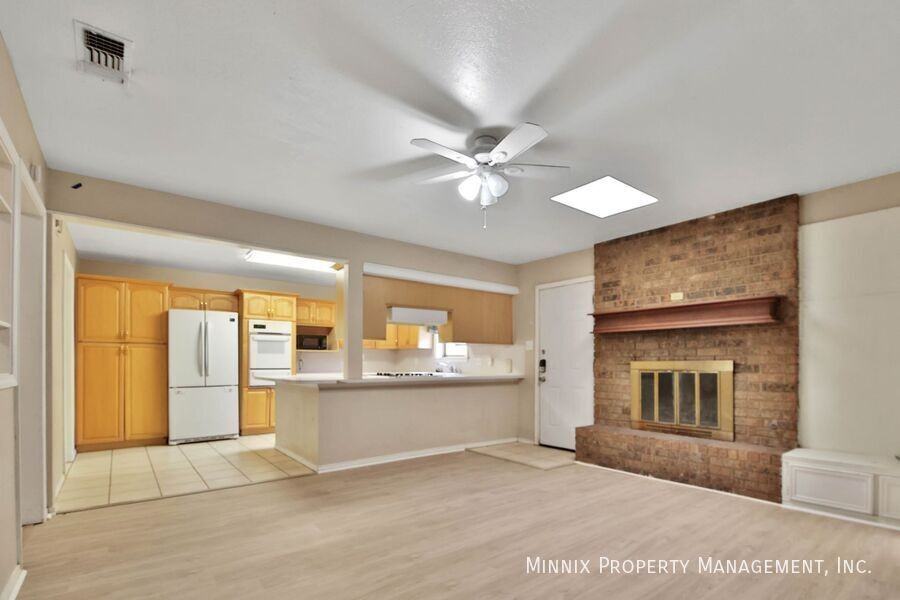 2810 42nd St - Photo 6 of 39