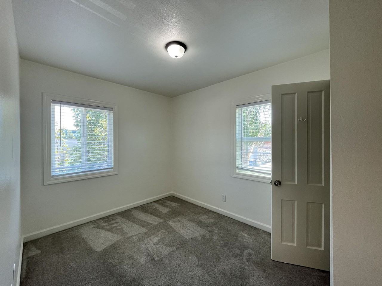4327 Mcclintock St - Photo 6 of 8
