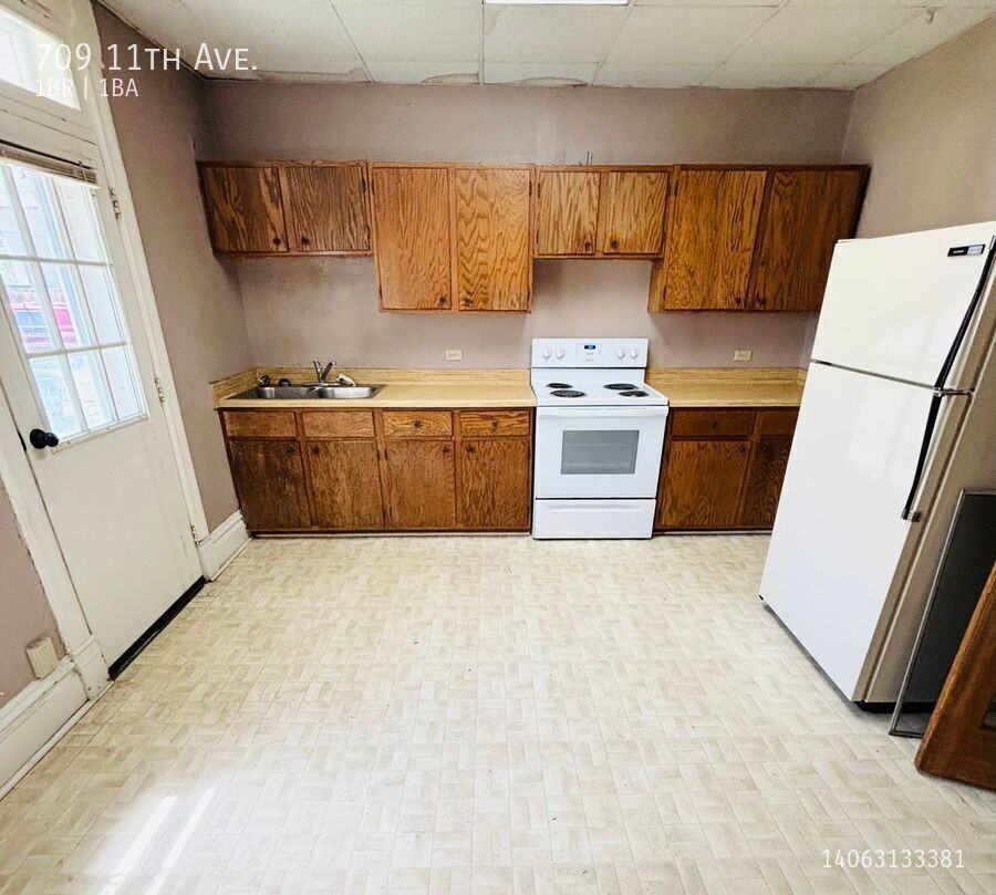 709 11th Ave - Photo 2 of 6