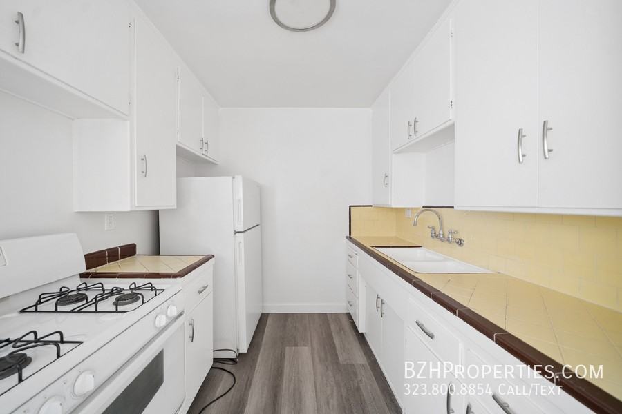 1027 N Edinburgh Ave #8 - Photo 4 of 9