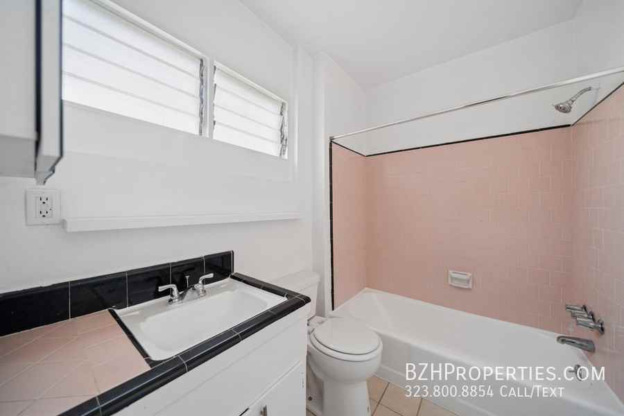 1027 N Edinburgh Ave #8 - Photo 7 of 9