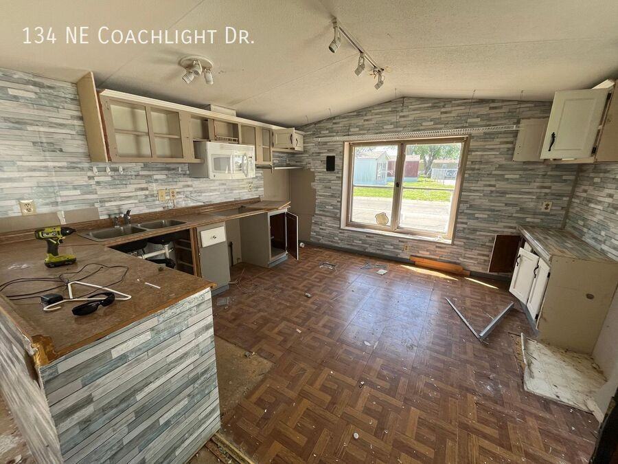 134 Ne Coachlight Dr - Photo 3 of 9