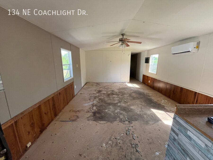134 Ne Coachlight Dr - Photo 4 of 9
