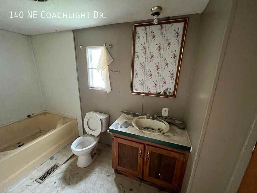 140 Ne Coachlight Dr - Photo 2 of 8