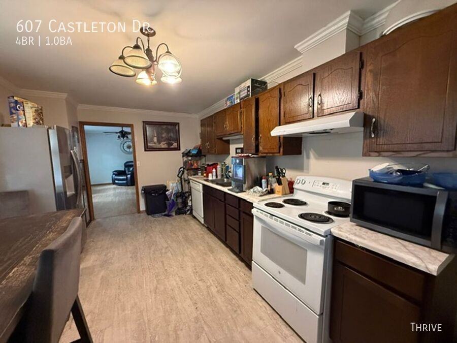 607 Castleton Dr - Photo 2 of 9
