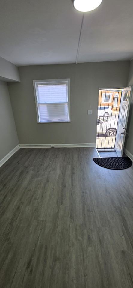 3515 E Fairmount Ave - Photo 3 of 10
