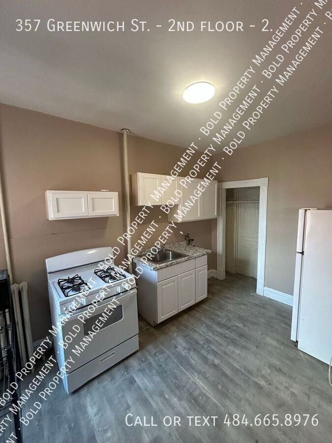 357 Greenwich St 2nd Fl #2