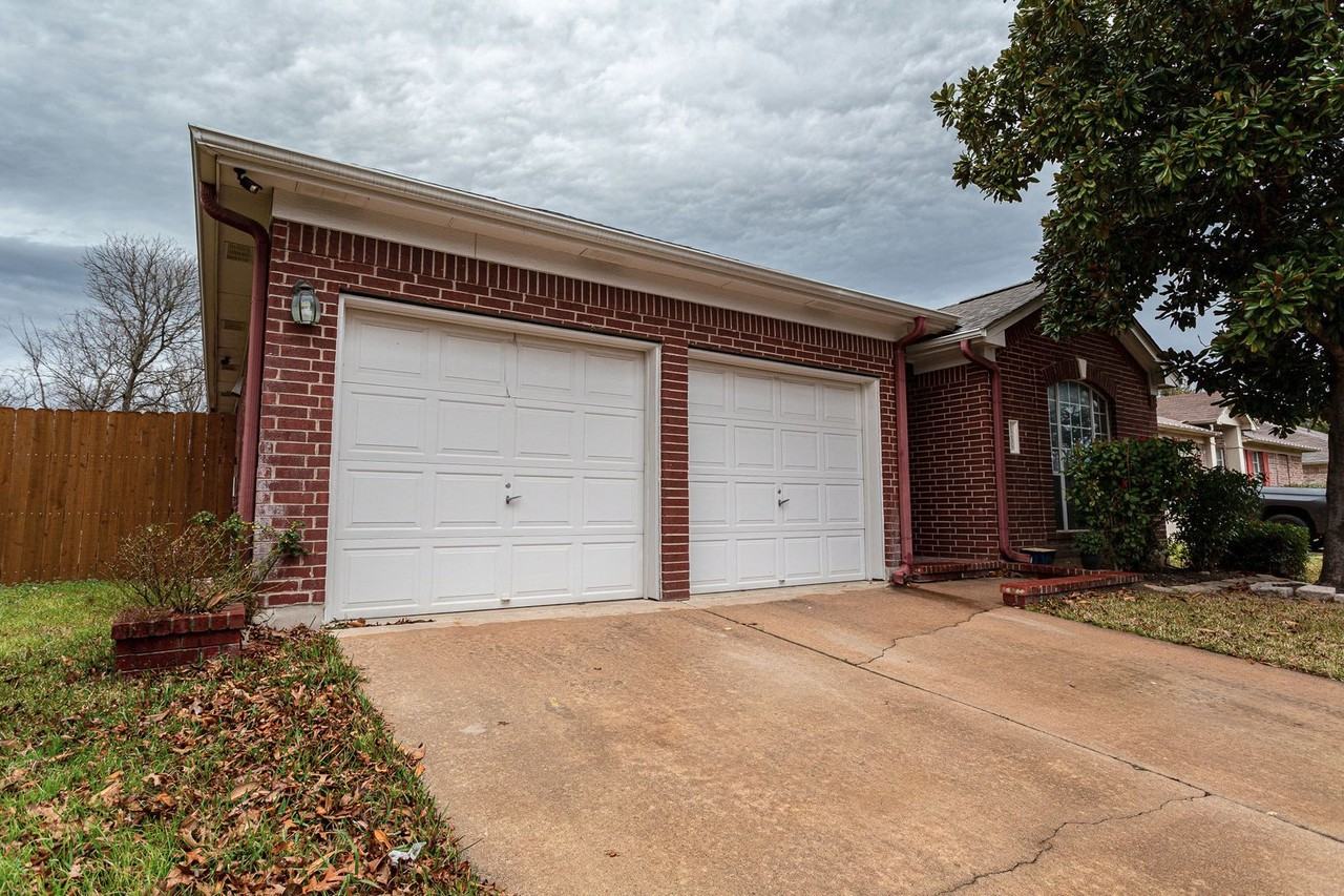 1235 Blackthorn Dr - Photo 2 of 29