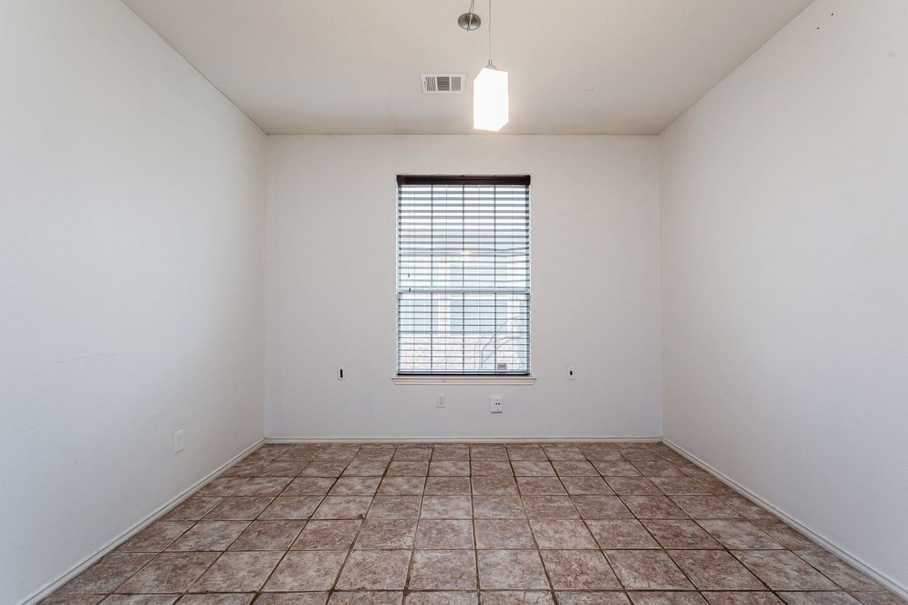 1235 Blackthorn Dr - Photo 5 of 29