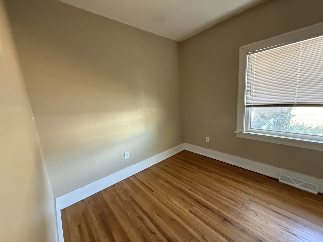 804 11th Street - Photo 7 of 27