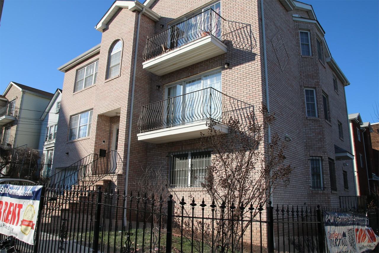 161-163 Sussex Ave (13 Bed | 5.5 Bath) (UH | T1) - Photo 3 of 4