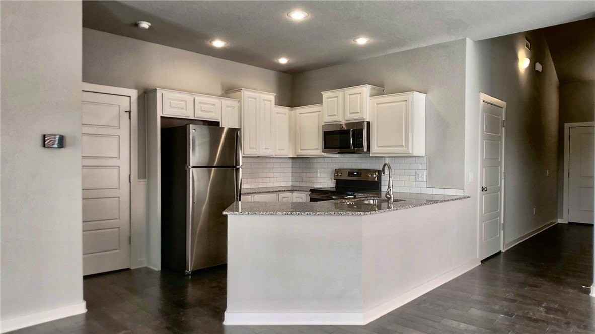 1813 N Izard Ln - Photo 3 of 10