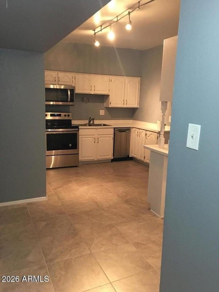 357 E Thomas Rd #A212 - Photo 3 of 12
