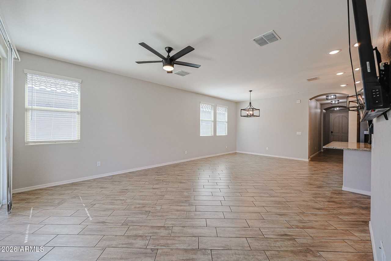 15269 W Pierce St - Photo 4 of 33